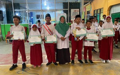 Penyerahan Piagam kepada Siswa Berprestasi