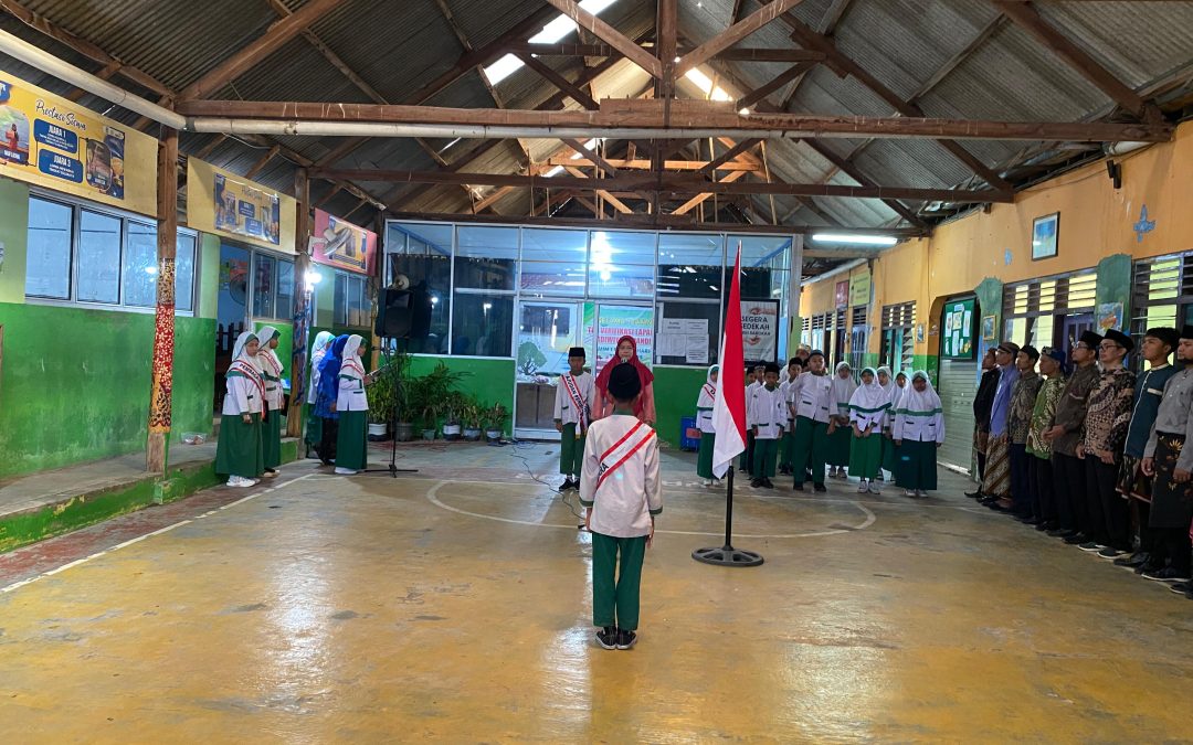 Menanamkan Nilai Kedisiplinan dan Kebersamaan Melalui Upacara di MIM 1 PK Sukoharjo
