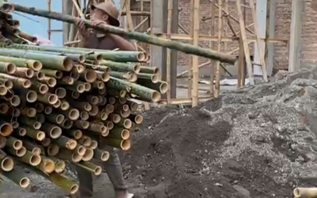Progres Pembangunan Gedung Baru MIM 1 PK Sukoharjo: Penurunan Bambu sebagai Persiapan Pengecoran Lantai 2