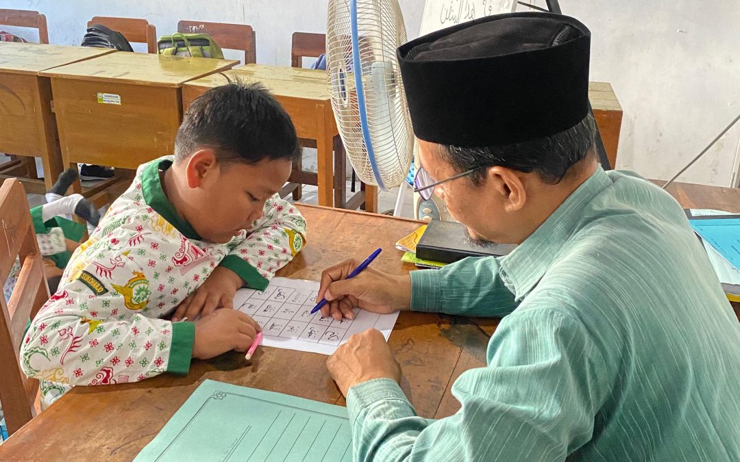 Langkah Awal Pembinaan Qur’ani: Siswa MIM 1 PK Sukoharjo Dibimbing Belajar Al-Husna Sebelum Tahap Al-Qur’an