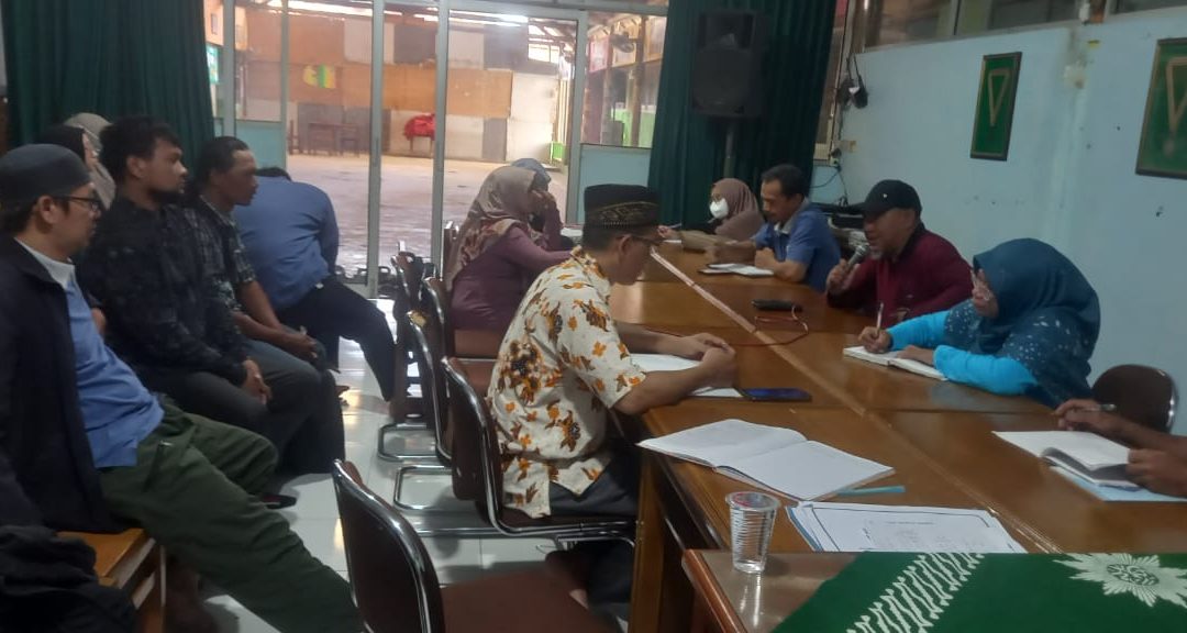 RAPAT KOORDINASI PERSIAPAN PENGECORAN LANTAI 2 MIM 1 PK SUKOHARJO BERSAMA KOMITE, GURU DAN KARYAWAN