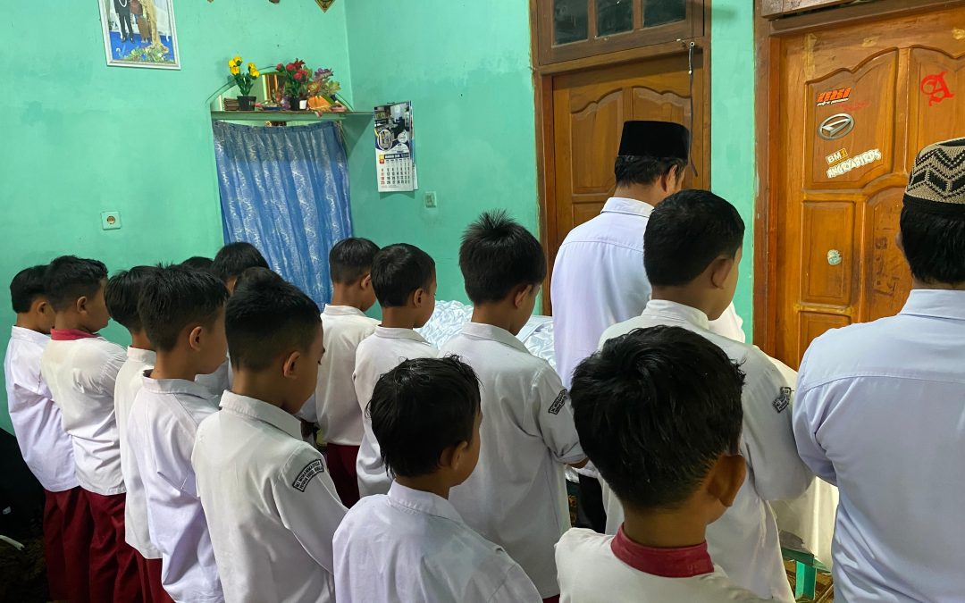 Belajar Akhlak Mulia di Tengah Masyarakat, Siswa MIM 1 PK Sukoharjo Hadiri Takziyah
