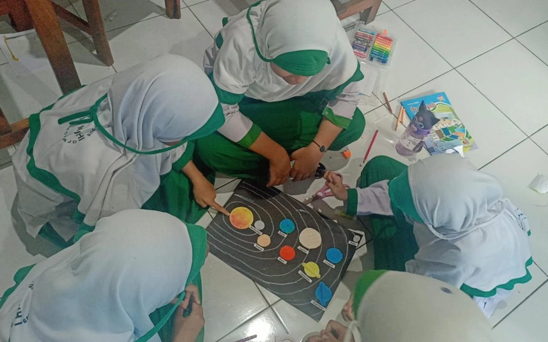 Belajar sekaligus Meningatkan Kreativitas : Siswa Kelas 6 ICP membuat Kerajinan APE Tata Surya