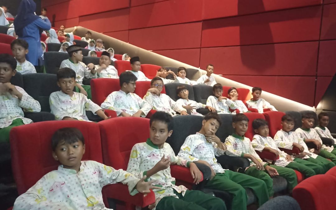 Edukasi Anti-Cyberbullying melalui Kegiatan Nonton Bersama Siswa Kelas 4–6 MIM 1 PK Sukoharjo