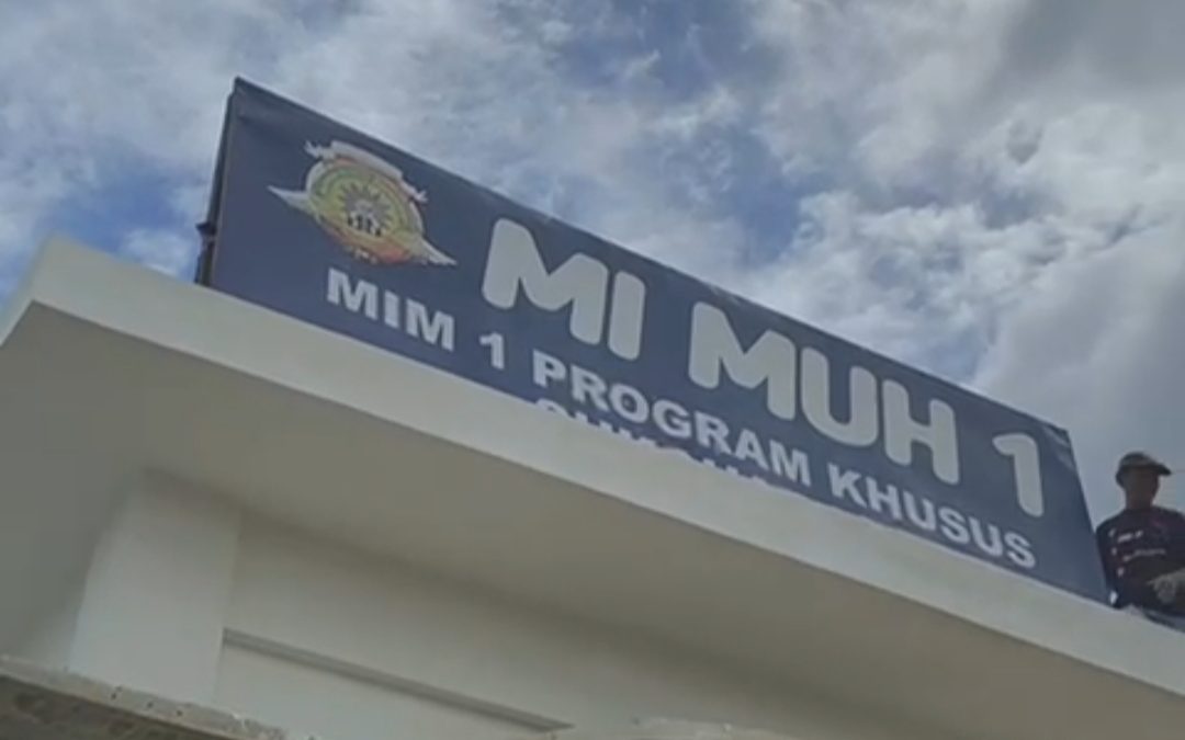 Pemasangan Papan Nama Gedung, Identitas Baru MIM 1 PK Sukoharjo Mulai Terlihat