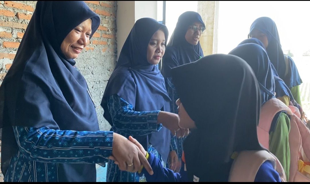 Pagi Penuh Kehangatan di MIM 1 PK Sukoharjo: Guru Menyambut Siswa dengan Tulus