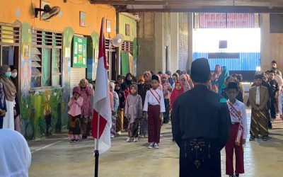 Semarak Hari Pendidikan Nasional, MIM 1 PK Sukoharjo Gelar Upacara dengan Balutan Pakaian Adat Nusantara