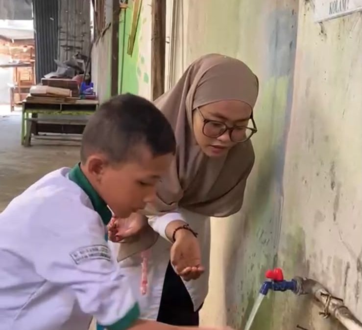 Siswa Baru MIM 1 PK Sukoharjo Belajar Tata Cara Wudhu yang Benar sebagai Bekal Ibadah Sehari-hari