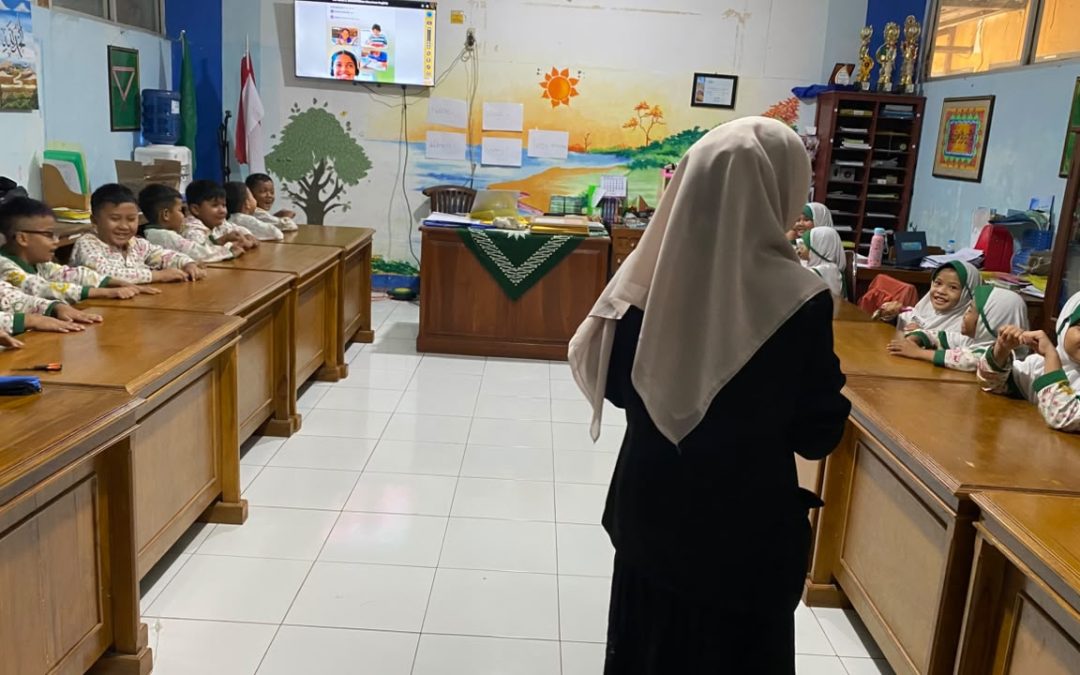 Pembelajaran Bahasa Inggris Kelas 1 dan 2 ICP Bersama Miss Linda dan Miss Erika dari Pare, Kediri Menggunakan Buku National Geographic