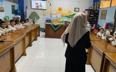 Pembelajaran Bahasa Inggris Kelas 1 dan 2 ICP Bersama Miss Linda dan Miss Erika dari Pare, Kediri Menggunakan Buku National Geographic