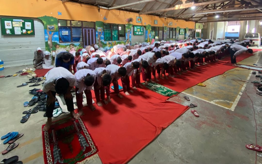Menumbuhkan Kedisiplinan dan Kebersamaan melalui Sholat Berjamaah di MIM 1 PK Sukoharjo