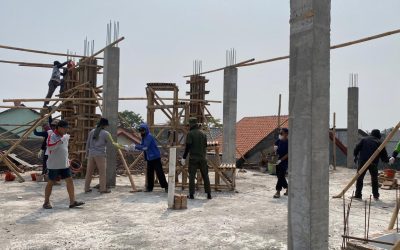 Gotong Royong Membangun Masa Depan: Guru dan Karyawan MIM 1 PK Sukoharjo Kerja Bakti Cor Lantai 2 Gedung Baru