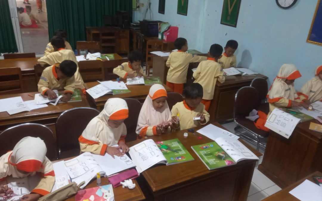 FUN LEARNING IN ICP : CUTTING AND PASTING CLASSROOM OBJECTS
