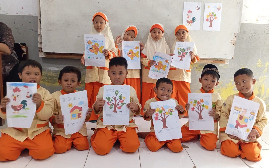 Asah Kreativitas Sejak Dini, Siswa Kelas 1 T MIM 1 PK Sukoharjo Belajar Membuat Kolase