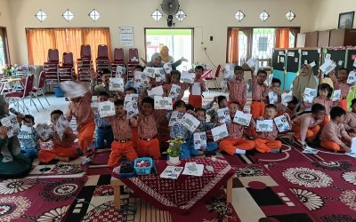 Guru Tamu MIM 1 PK Sukoharjo Hadir di TK Pembina dengan Tema “Sekolahanku”