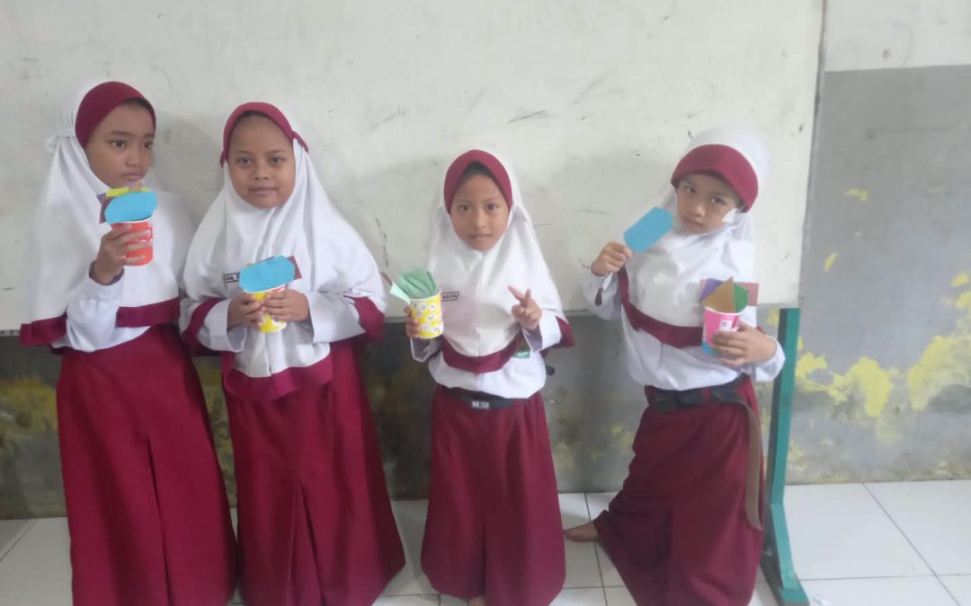 “My Creative Pencil Holder: Learning Colors in English”